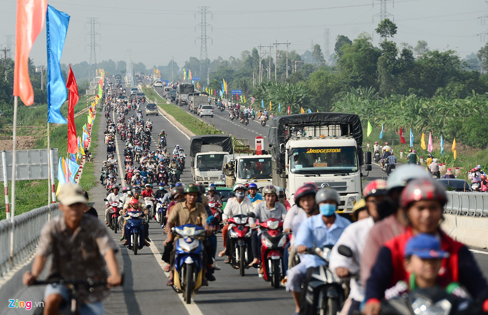 Dòng người ùn ùn lên cây cầu mới ở Đồng Tháp đi thử và chụp ảnh